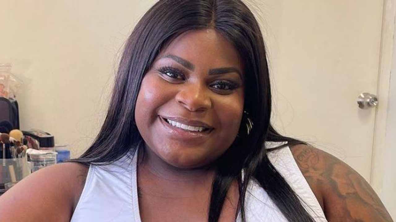 Em dia de noiva, Jojo Todynho cuida do corpo e mostra bumbum em clínica de beleza