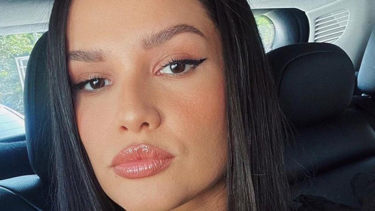 Estilosa, Juliette esbanja beleza e simpatia em aeroporto no Rio