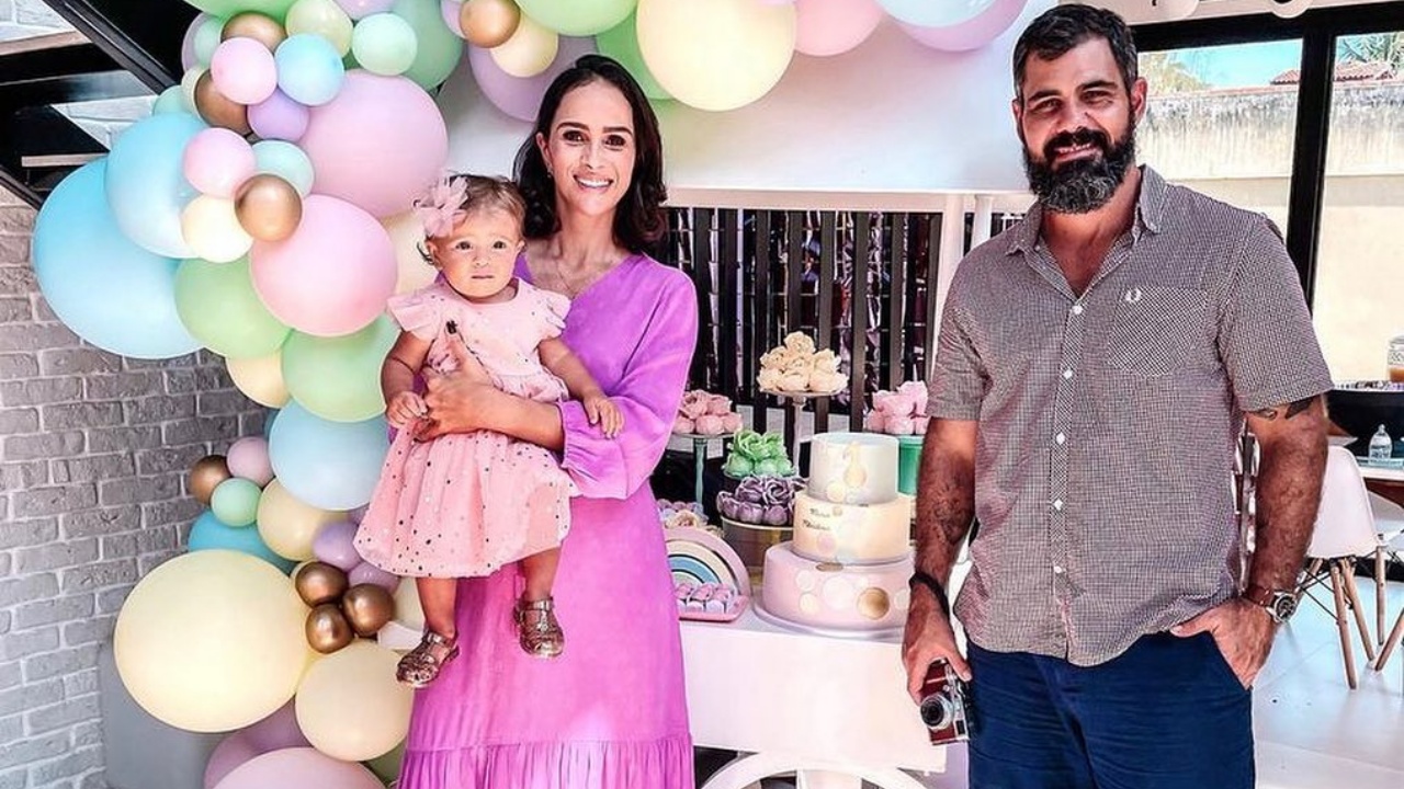 Juliano Cazarré celebra o primeiro aniversário da filha, Maria Madalena: ”Te amo”