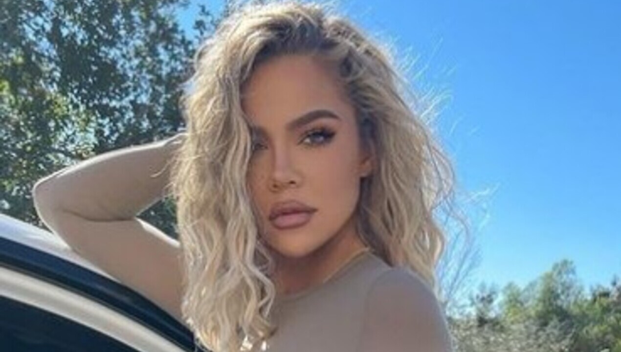 Khloé Kardashian posta clique posando no carro e indireta na legenda choca fãs