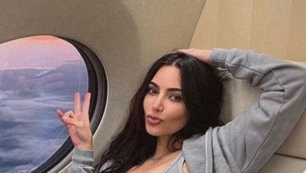 Kim Kardashian e Pete Davidson saem juntos com Khloé Kardashian