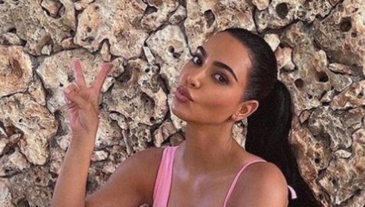 Arrasando em look rosa, Kim Kardashian posa e esbanja beleza em treino na academia