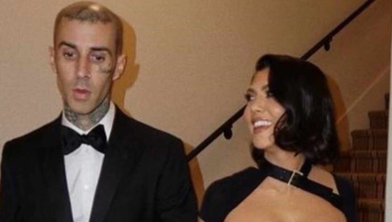 Kourtney Kardashian é vista aos beijos com seu noivo em uma praia na California