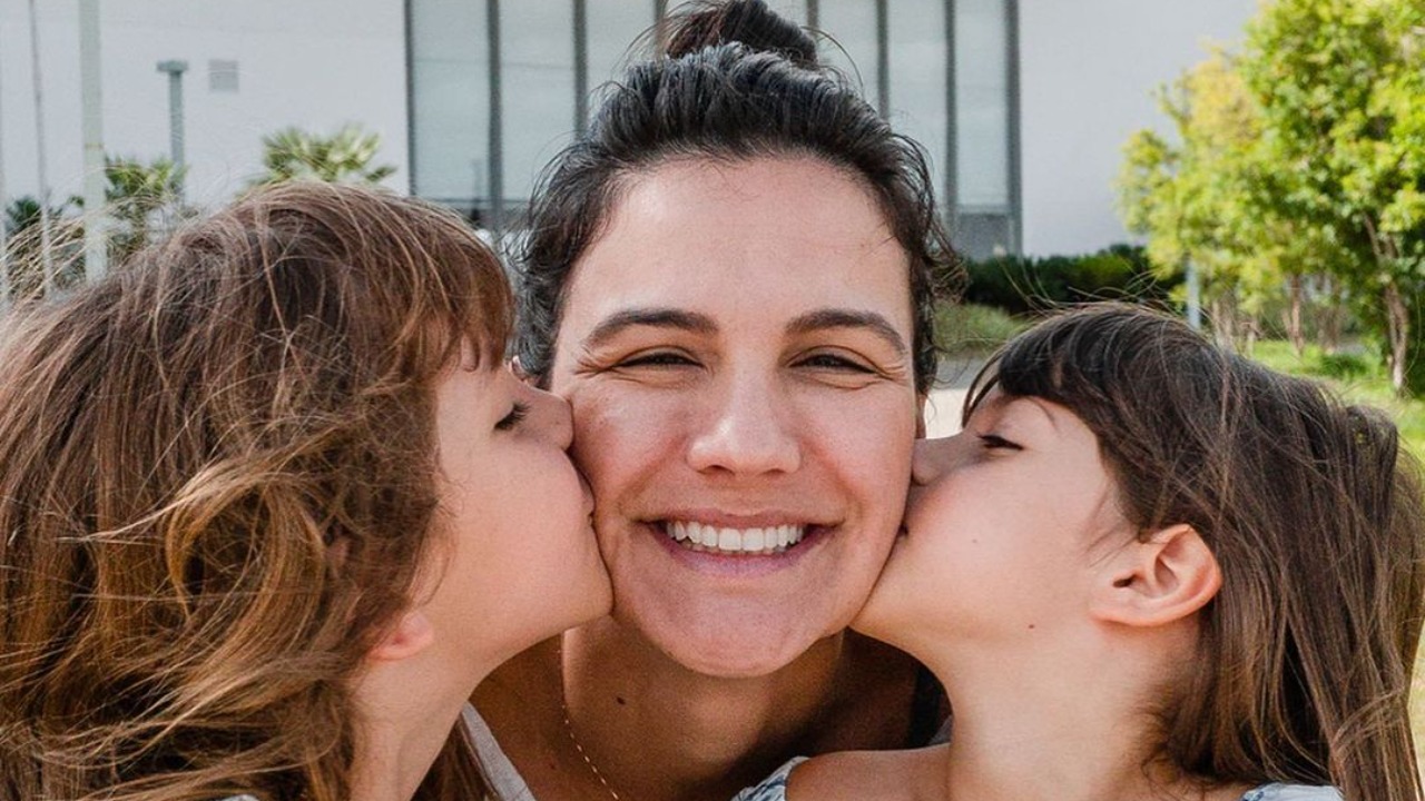 Na França, Kyra Gracie mostra dia de esporte das filhas na neve e se derrete: ”Minhas campeãs”