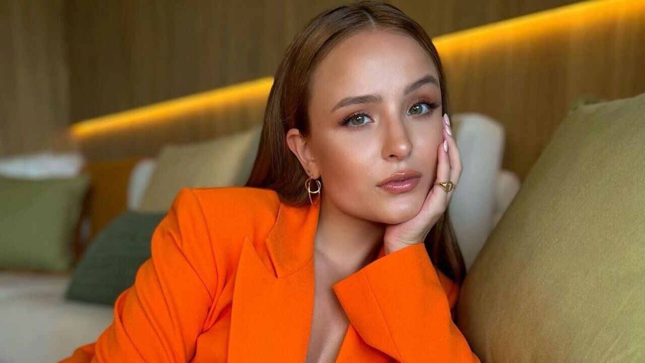 Larissa Manoela arremata look decotado com sandália de R$ 6 mil e impressiona