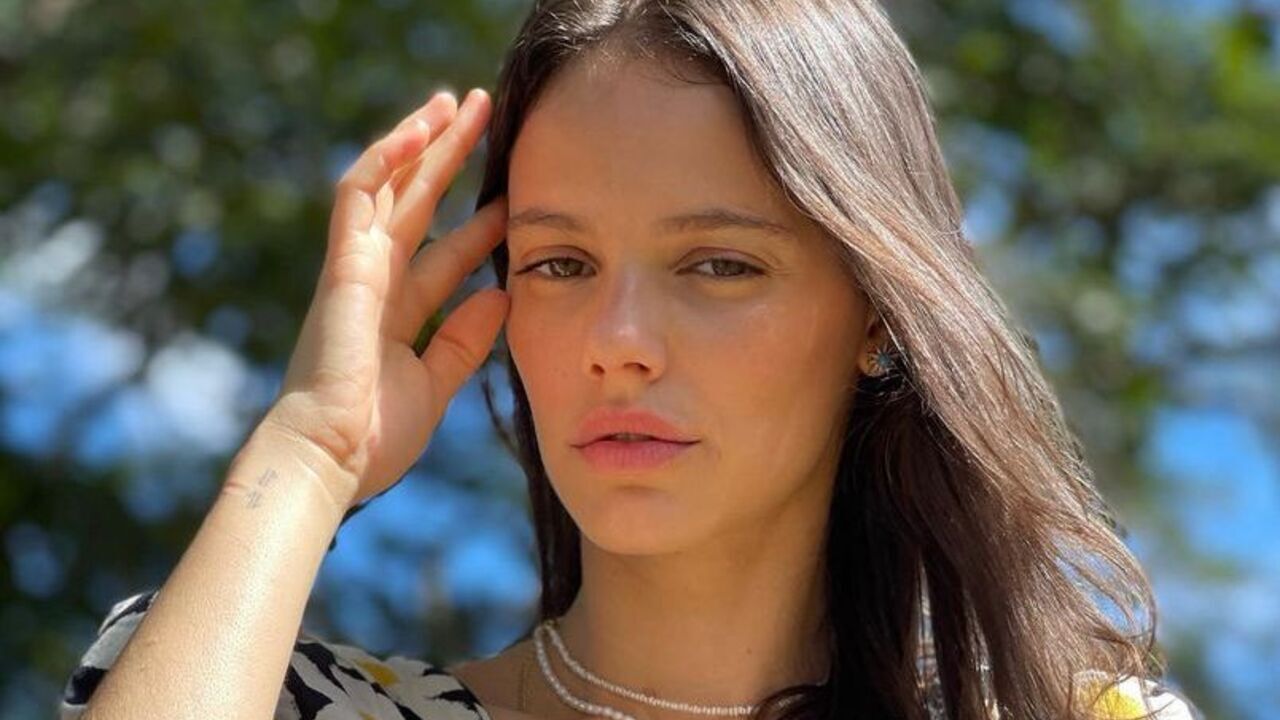 Em clique inédito, Laura Neiva encanta a web ao surgir amamentando o caçula