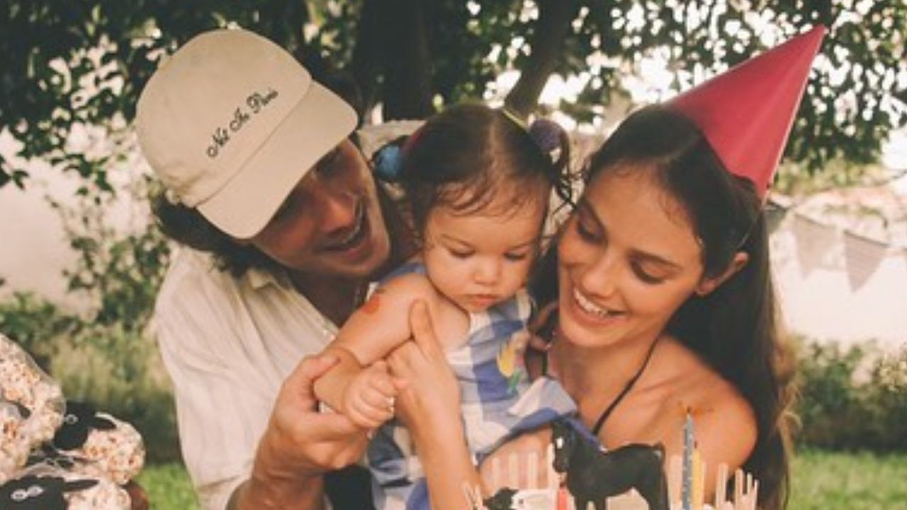 Laura Neiva resgata foto perfeita ao lado de Chay Suede e de Maria