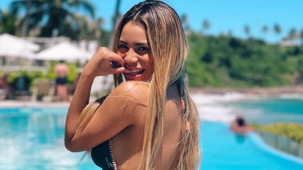 Loiríssima, Lexa rebola muito em vídeo com body recortado em show: ”Bastidores”