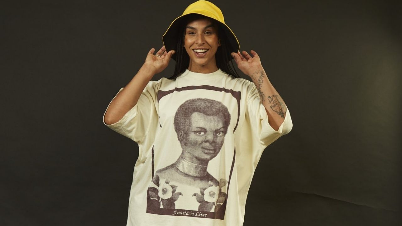Linn da Quebrada usa camiseta com ‘Anastácia Livre’ para entrar no BBB22