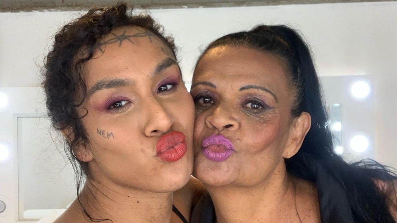 BBB22: Linn da Quebrada emociona ao falar sobre apoio da mãe em papo com brothers: ”É muito bonito ver a transformação”