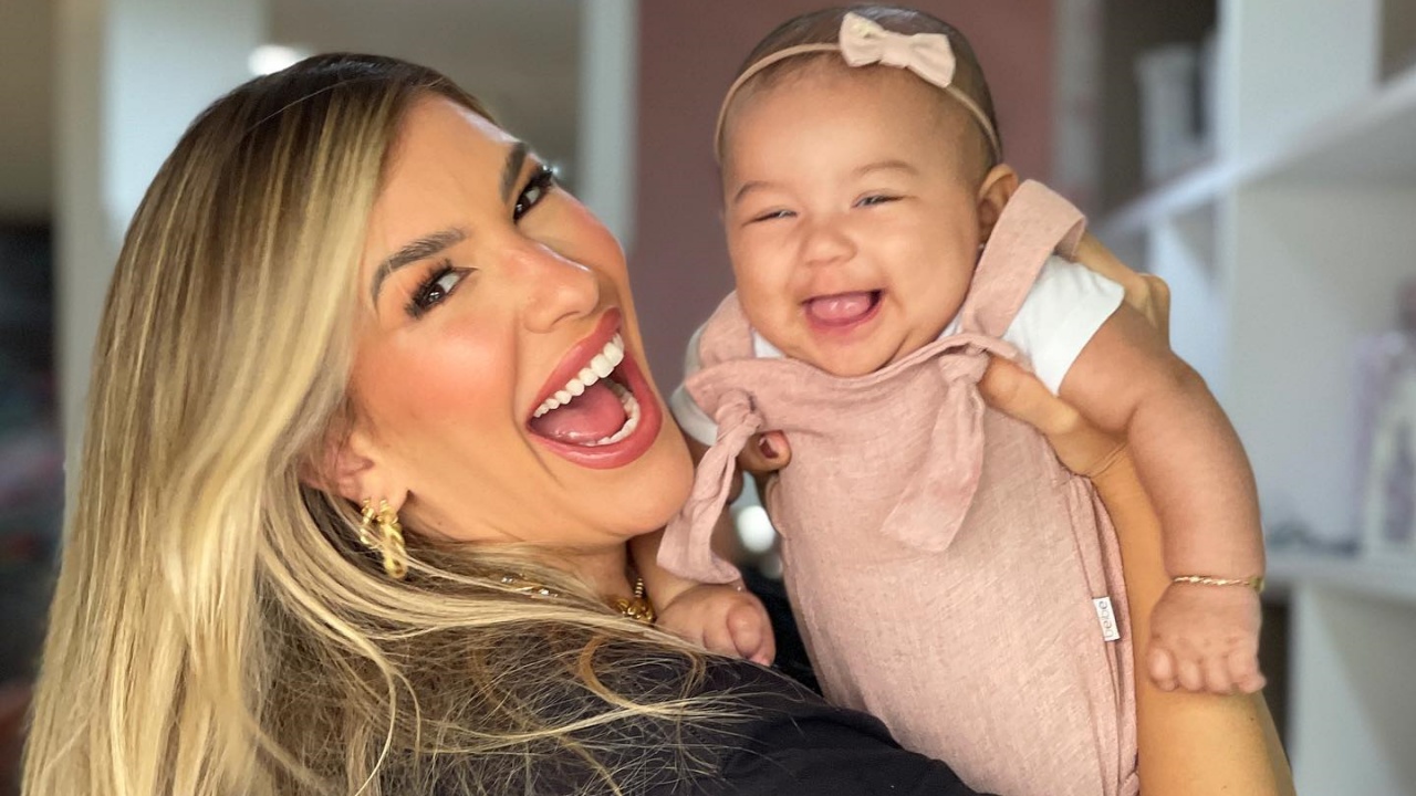 Lorena Improta mostra a filha, Liz, fantasiada de ‘Miss Simpatia’: ”Para comemorar seus 4 meses”