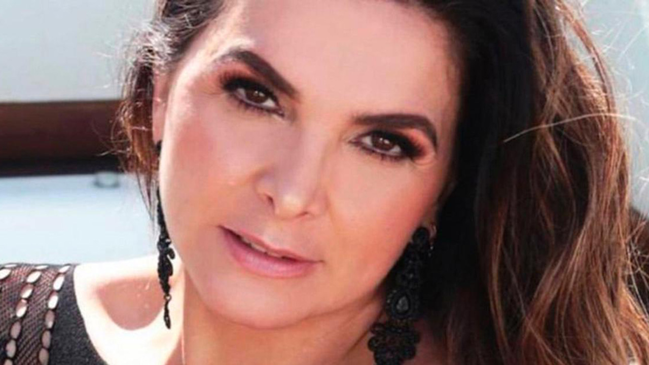 Aos 49 anos, Luiza Ambiel exibe boa forma de biquíni na piscina