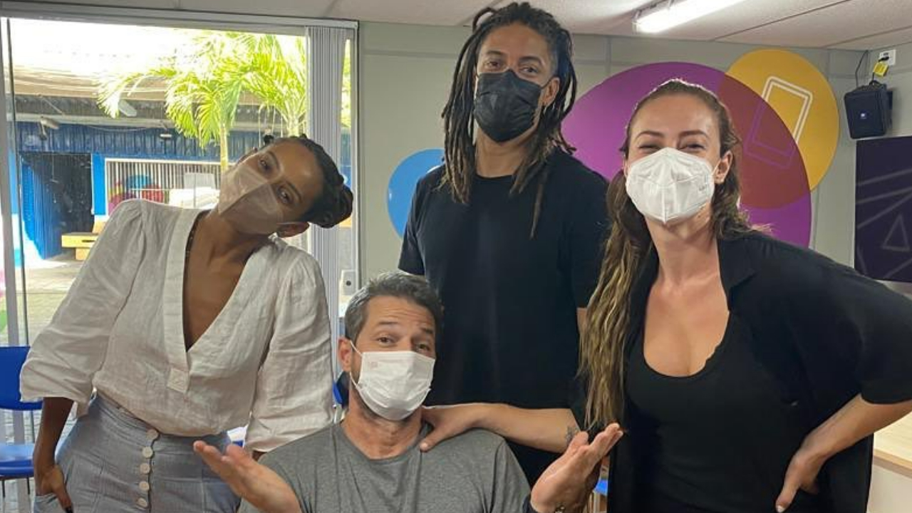 Marcelo Serrado exibe bastidores de novela ao lado de Paulo Lessa, Taís Araújo e Paolla Oliveira