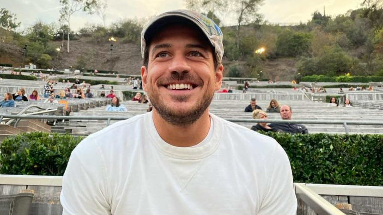 Marco Pigossi surge estudando roteiro de 2ª temporada de ‘Cidade Invisível’: Preparados?”
