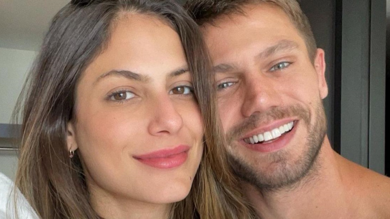 Mari Gonzalez relembra trajetória de Jonas Sulzbach no BBB12 e faz declaração divertida: ”Hoje ele é meu noivo”