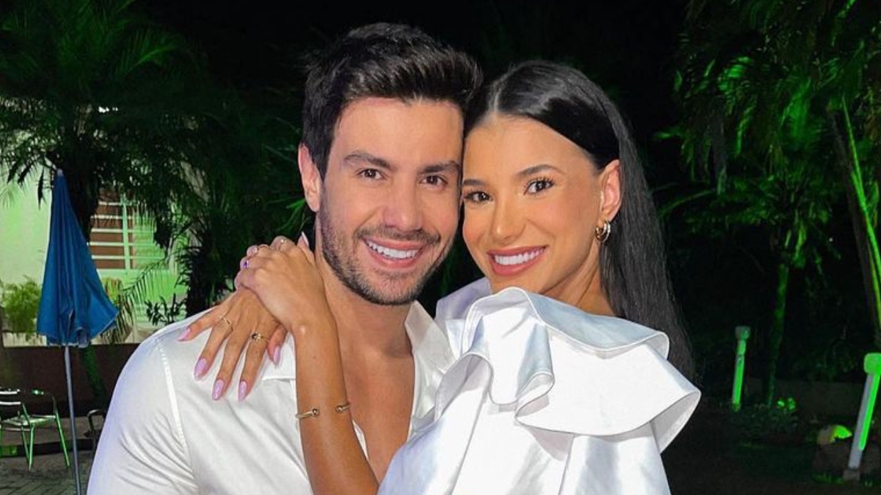 Curtindo férias, Mariano e Jakelyne Oliveira trocam beijos na piscina e encantam: ”Casalzão lindo!”