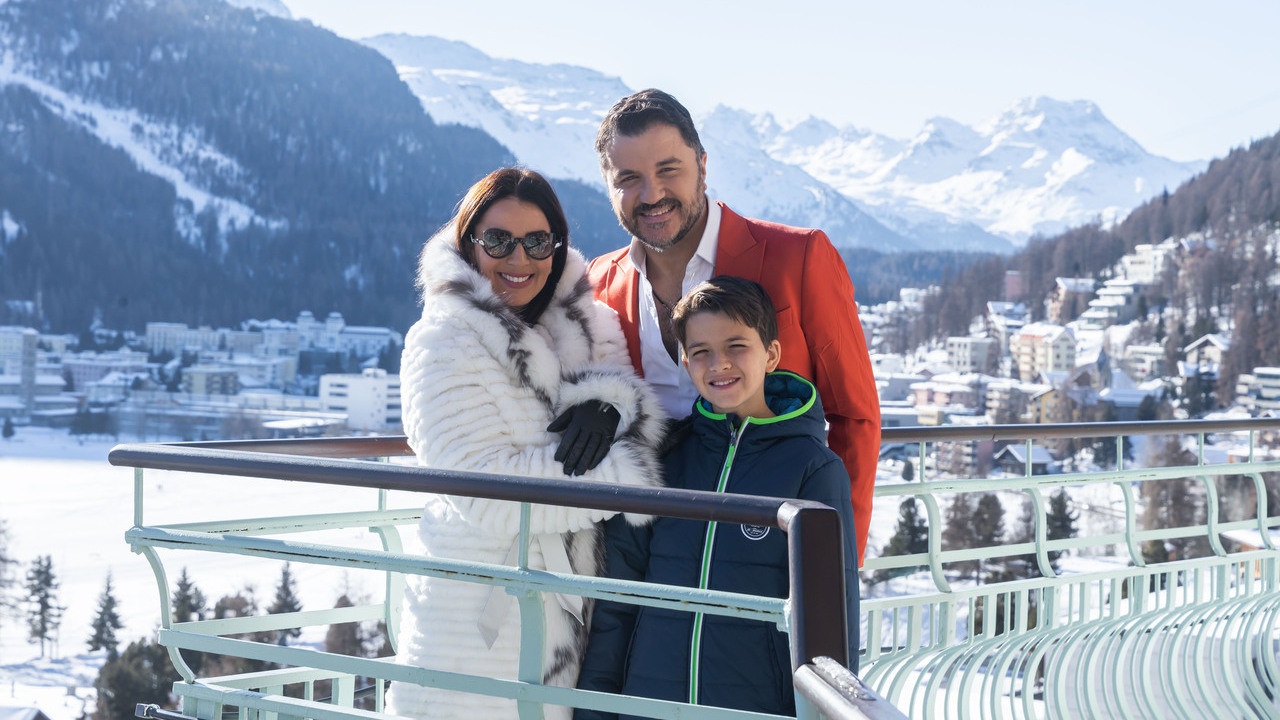 Nos Alpes Suíços, Maurício Manieri curte viagem luxuosa com a esposa e o filho