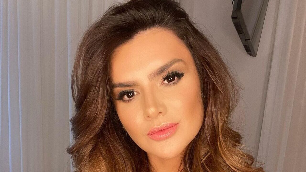 Na piscina, Mirella Santos se destaca ao exibir corpaço em biquíni transparente
