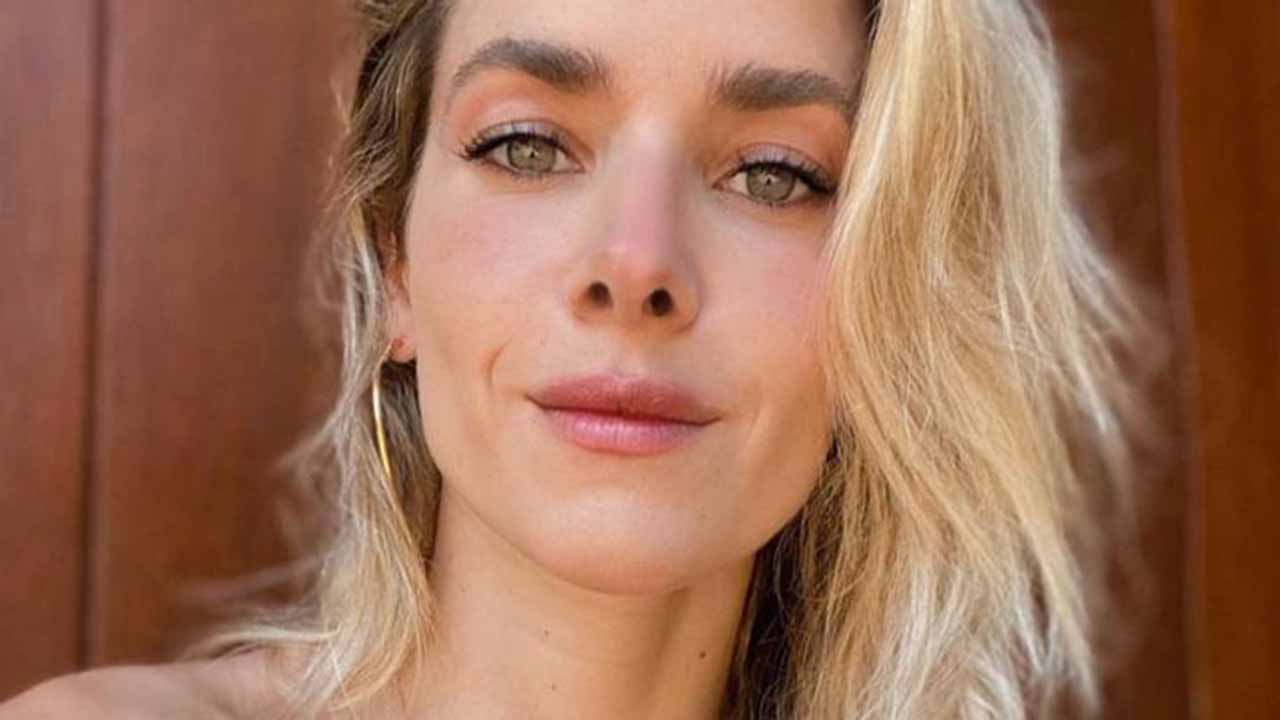 De fio dental, Monique Alfradique aumenta a temperatura em praia na Bahia