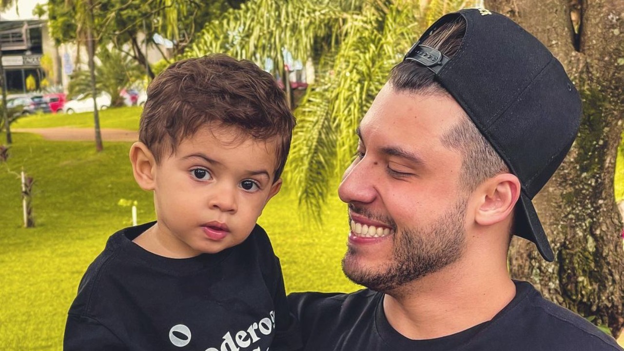 Léo, filho de Murilo Huff e Marília Mendonça, encanta ao posar usando boné: ”To estiloso”