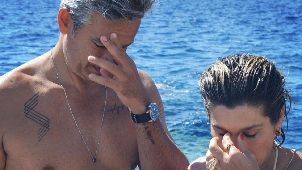 Otaviano e Flávia Alessandra posam “chorando” na praia e divertem a web