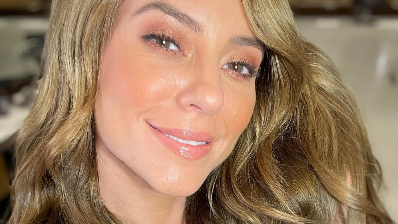 Paolla Oliveira esbanja beleza natural com look branco: ”Uma verdadeira flor”