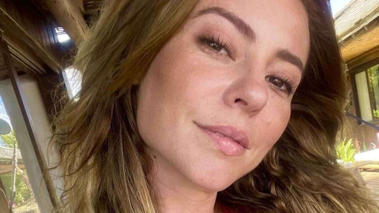 Paolla Oliveira esbanja beleza ao usar maiô ousado e web vai à loucura