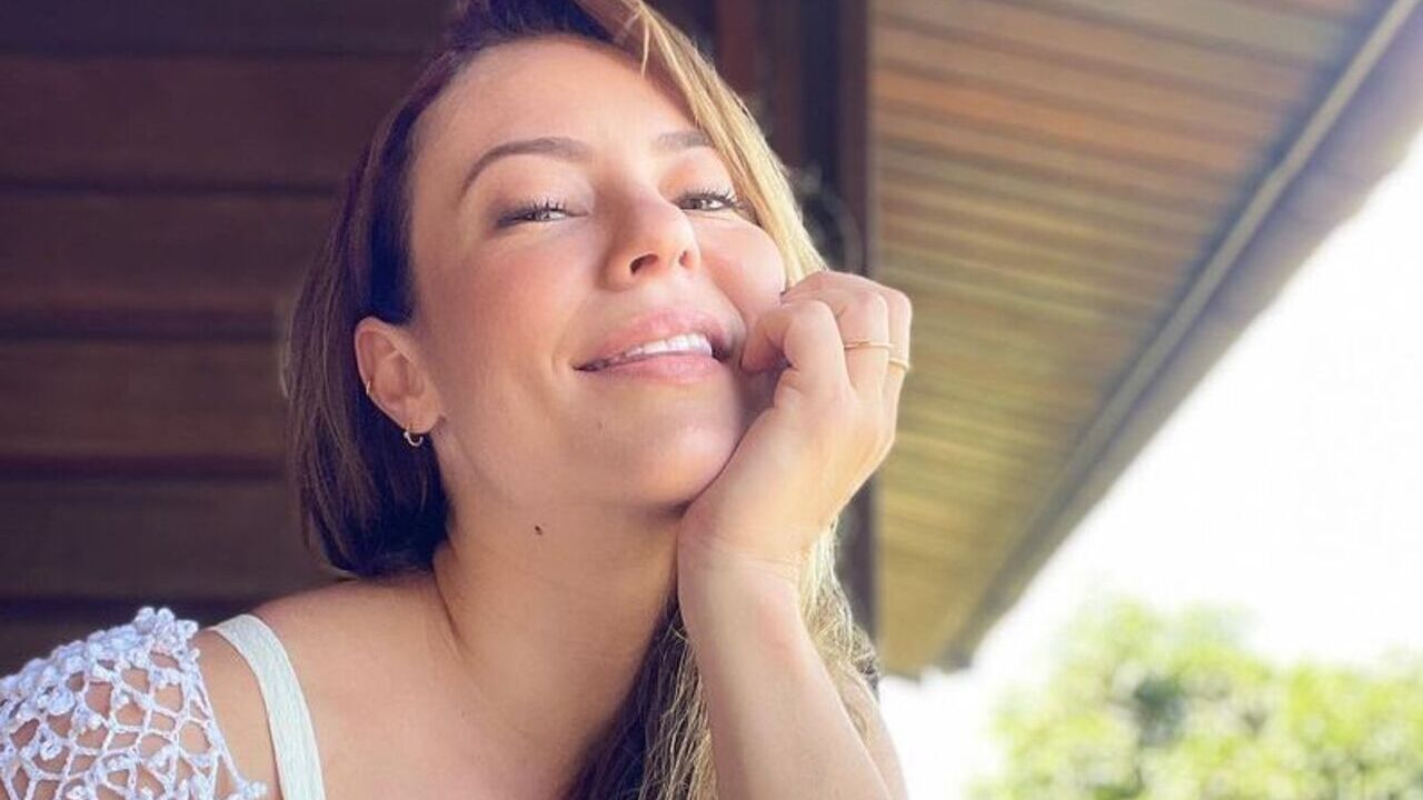 Paolla Oliveira surge com o cãozinho no colo e encanta a web: ”Que lindezas!”