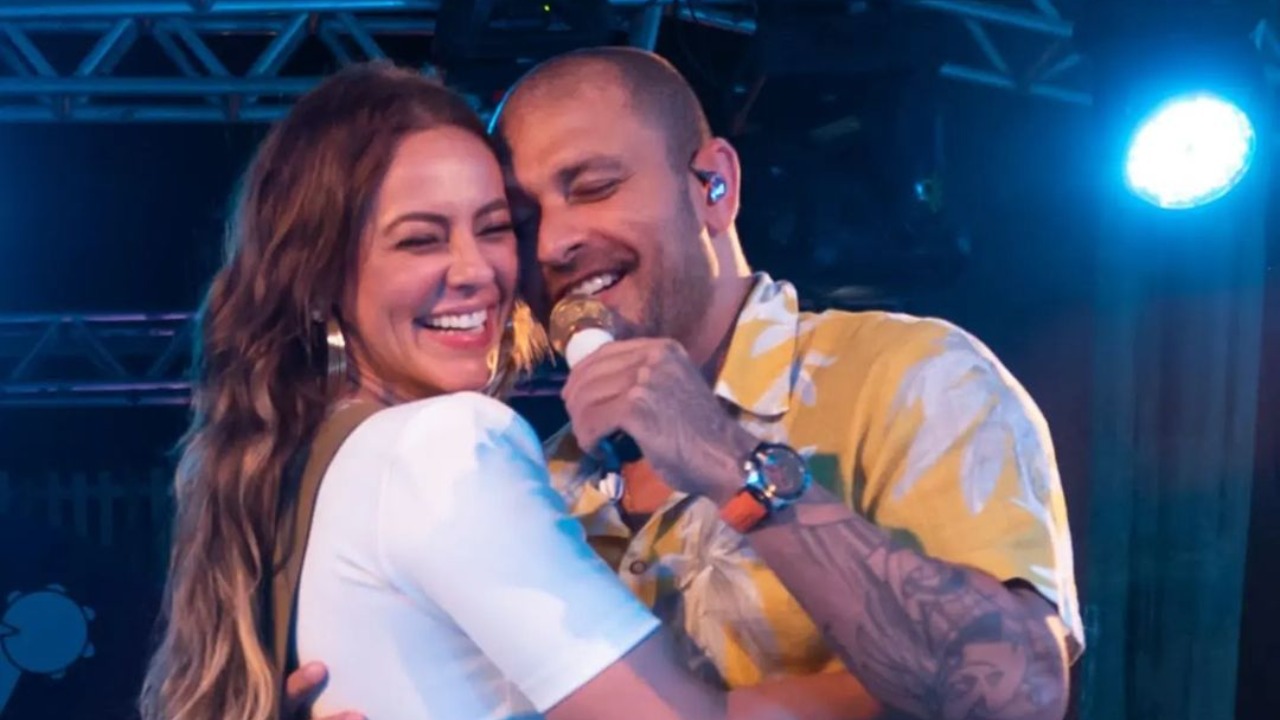 Paolla Oliveira sobe no palco e troca beijão com Diogo Nogueira em show: ”Foi lindo demais”
