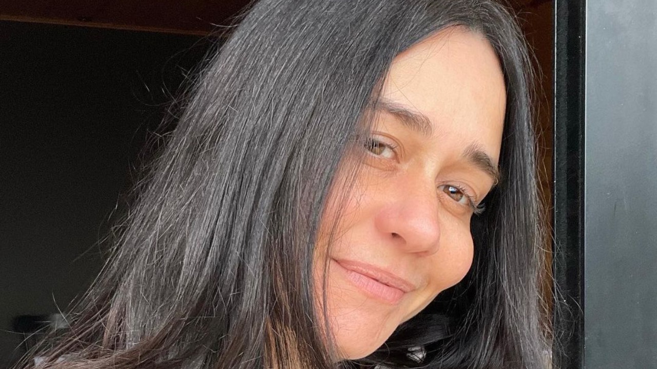 De top, Alessandra Negrini surge treinando ao som de pagode e fãs elogiam: ”Linda até malhando”