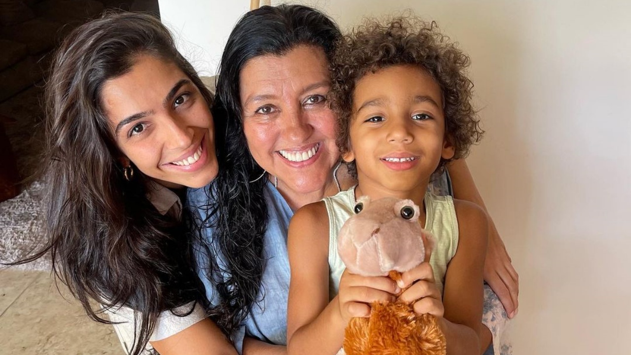 Na Bahia, Regina Casé celebra reencontro com a filha e o neto: ”Saudade”