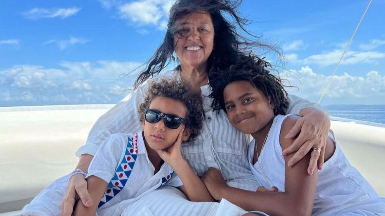 Ao lado do filho e do neto, Regina Casé aproveita passeio de barco na Bahia
