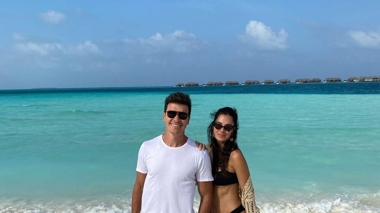 Nas Maldivas, esposa de Rodrigo Faro ostenta corpaço em fotos românticas com o apresentador