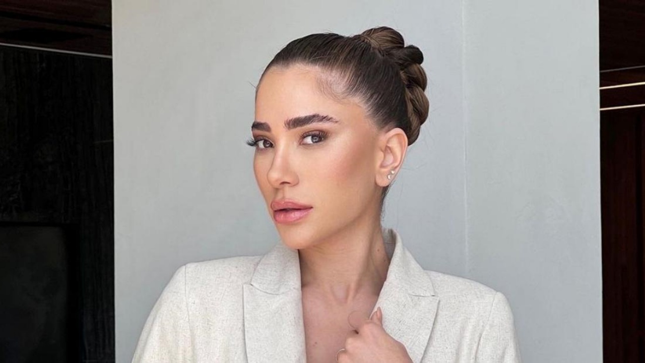De maiô, Romana Novais esbanja boa forma e DJ Alok se declara: ”Linda”