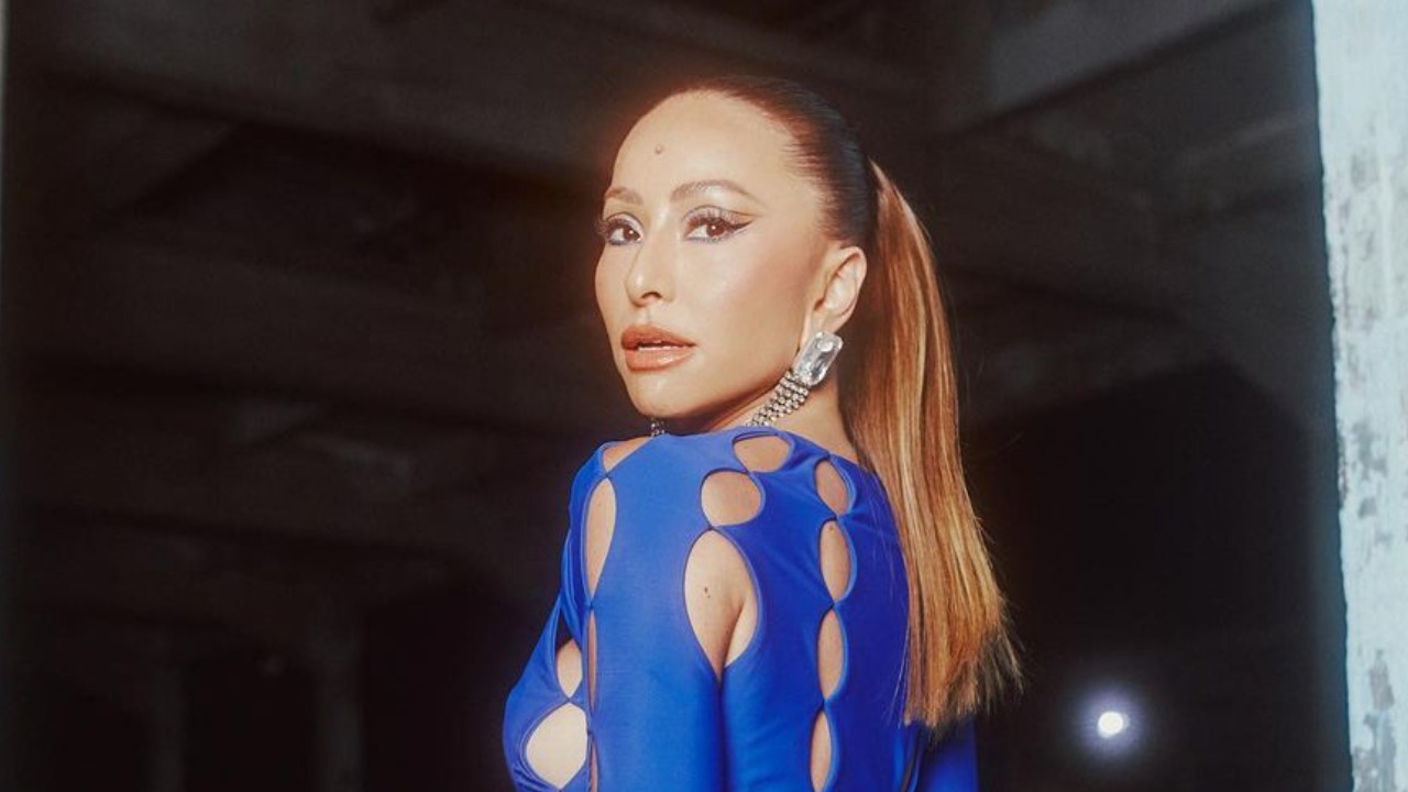Rainha de bateria, Sabrina Sato exibe corpão com look recortado em ensaio da Vila Isabel para o Carnaval