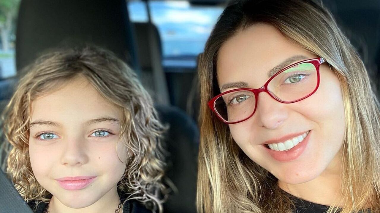 Filha de Sheila Mello surge em momento encantador com a mãe na praia
