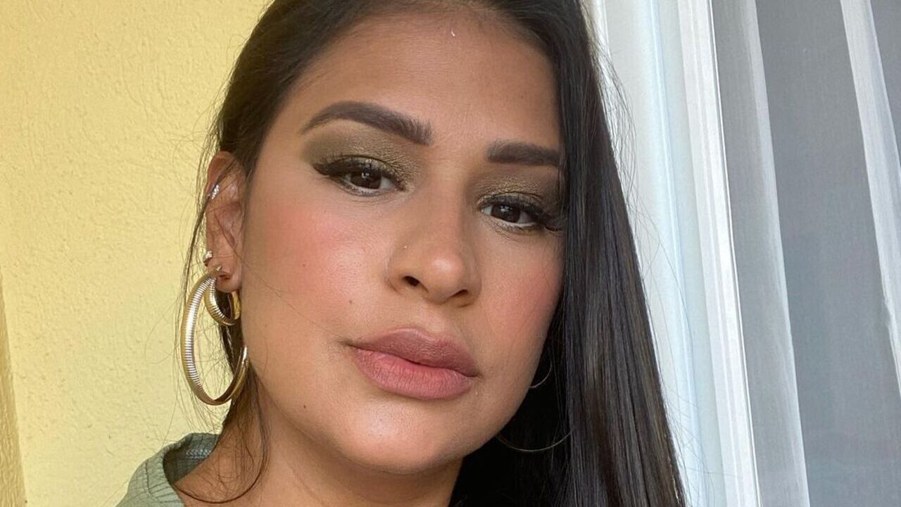 Após plástica, Simone Mendes exibe decote poderoso em macacão luxuoso