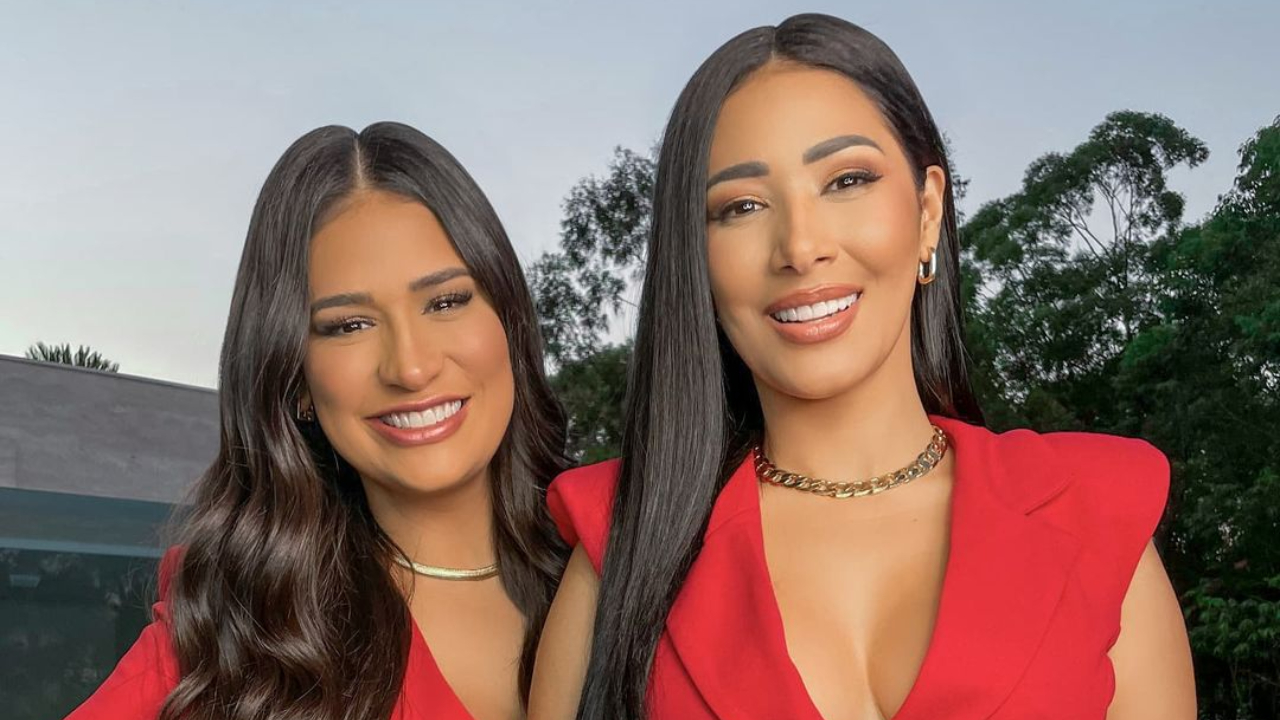 Simone e Simaria comemoram aparição em outdoor na Times Square, em Nova York