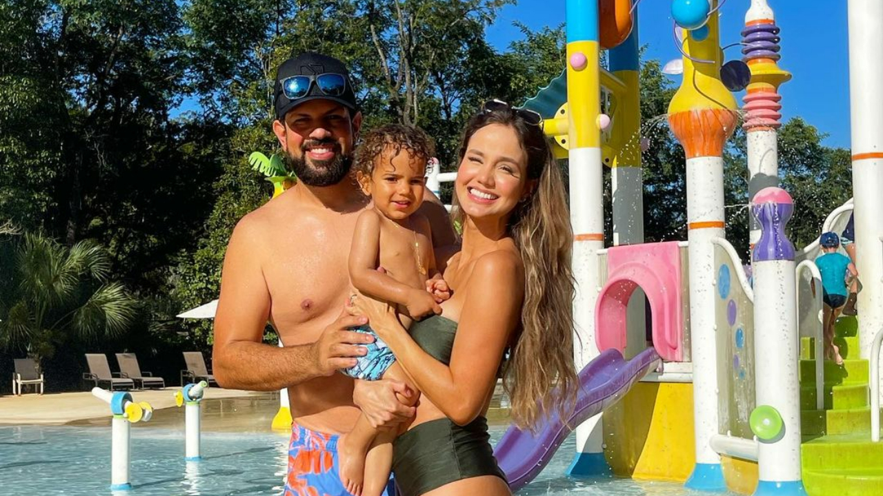 Theo, filho de Sorocaba e Biah Rodrigues, se diverte em fonte d’água durante visita a parque aquático