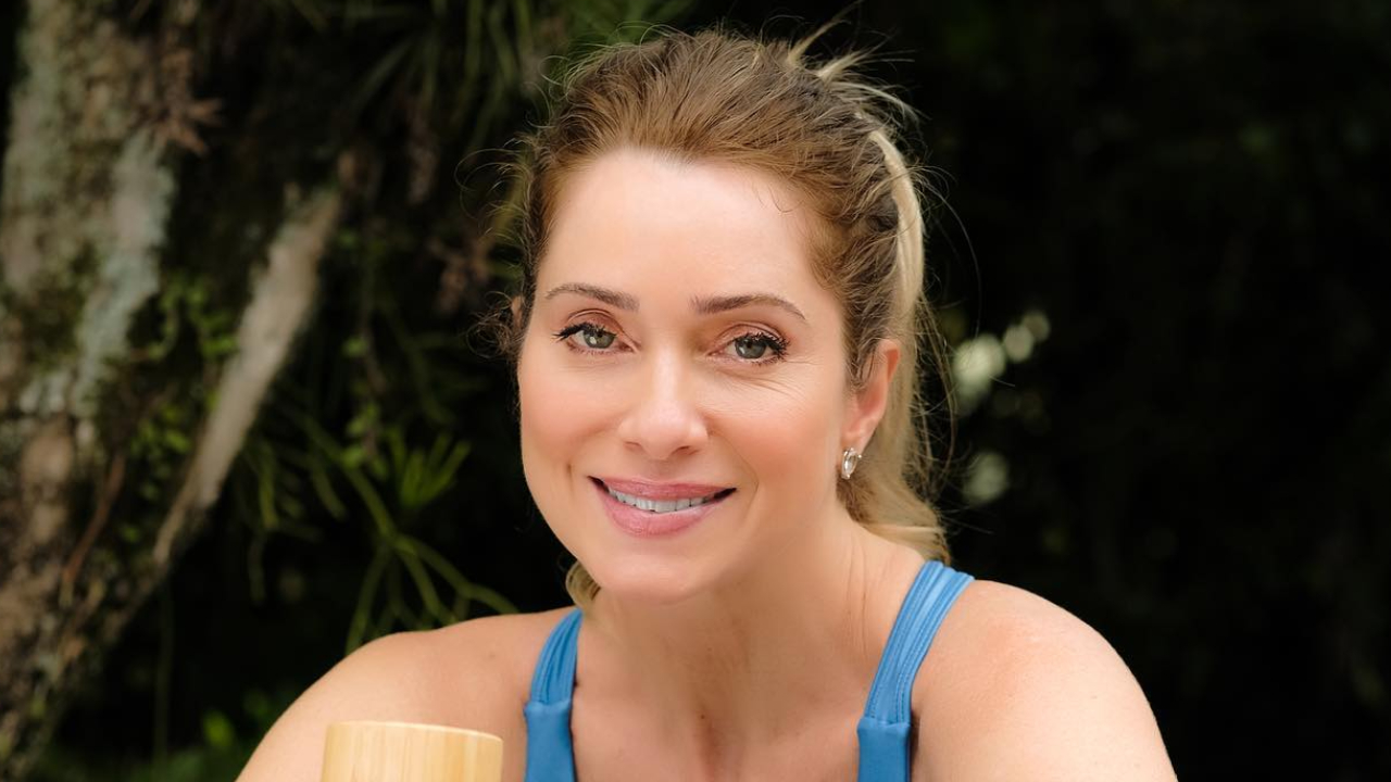 Leticia Spiller faz carão em selfie e brinca: ”Mulher de fases”