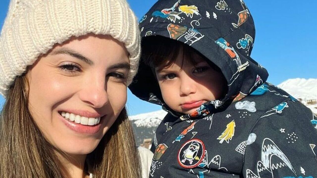 Nos Alpes Franceses, Sthefany Brito surge ao lado do filho em registros super fofos
