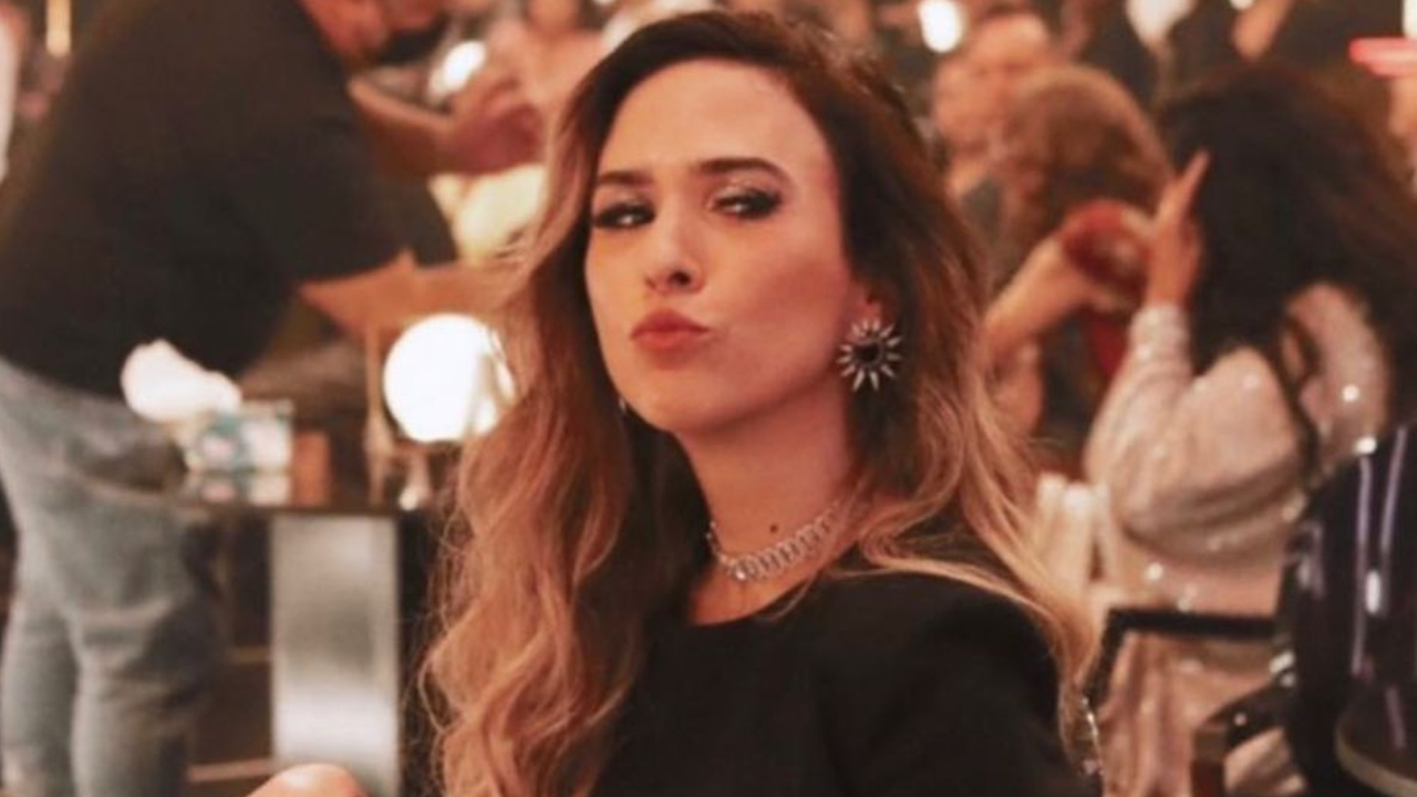 Tatá Werneck celebra a nova temporada de Lady Night e brinca: ”Tem cachorro chorando”