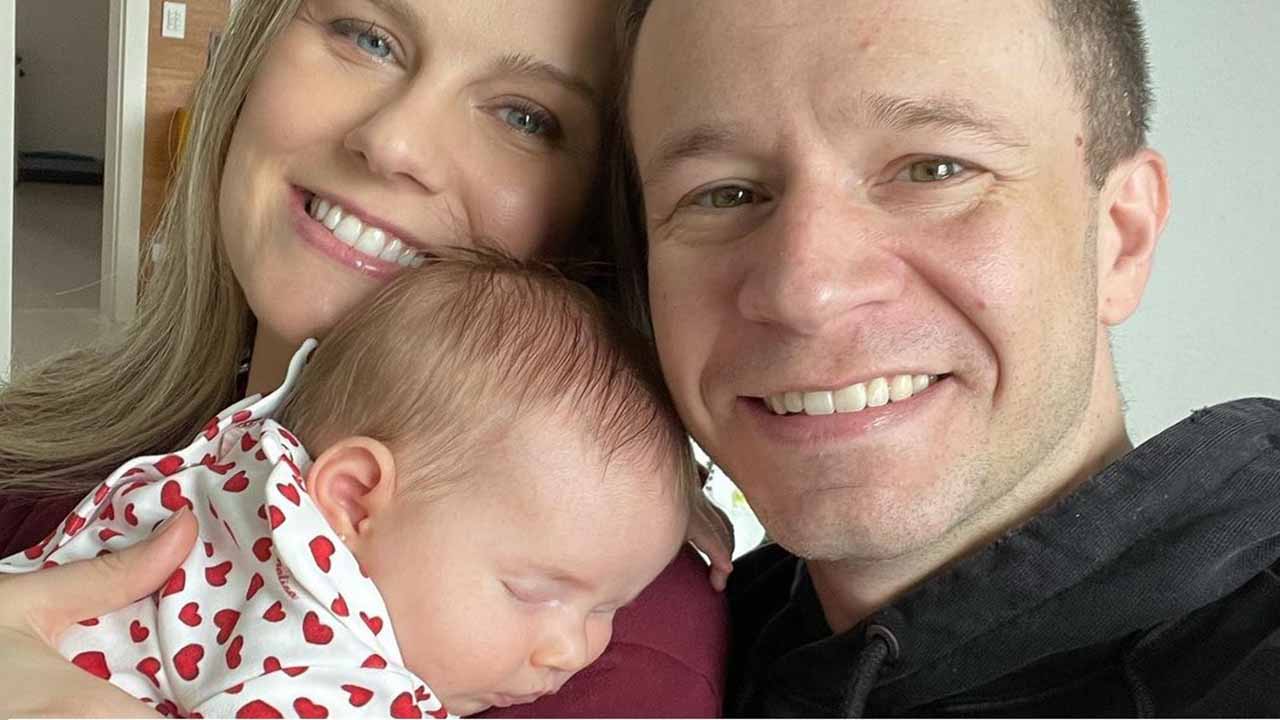 Tiago Leifert quebra silêncio sobre saída da TV e revela que a filha está com câncer
