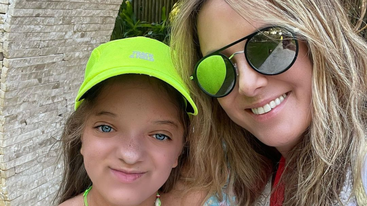 Ticiane Pinheiro se diverte ao lado da filha, Rafa, durante passeio de bicicleta: ”Com a minha princesa”