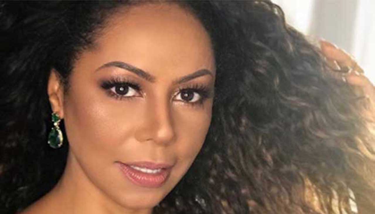 Aos 50 anos, Valéria Valenssa impressiona ao exibir corpaço na praia: ”Poderosa”