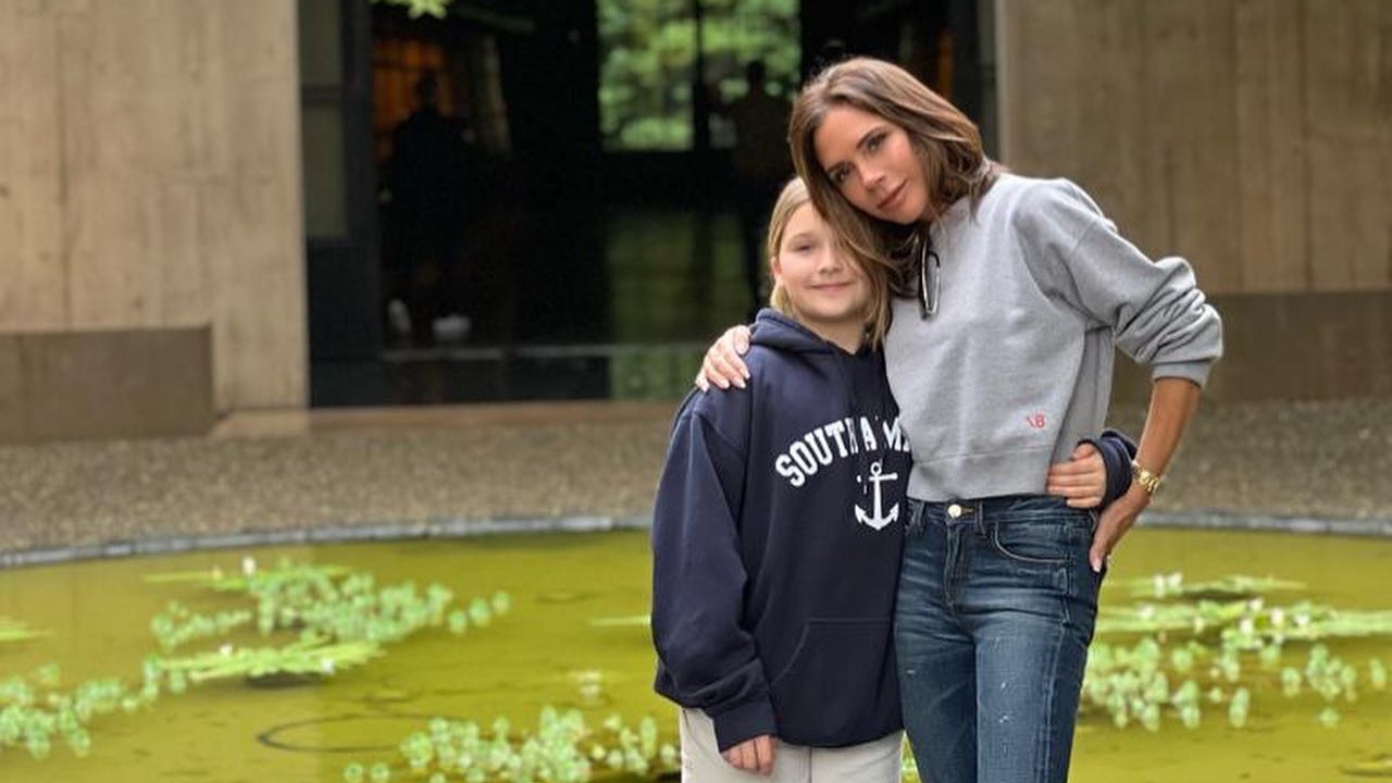 Victoria Beckham aproveita dia de spa com a filha mais nova, Harper: ”Feliz”
