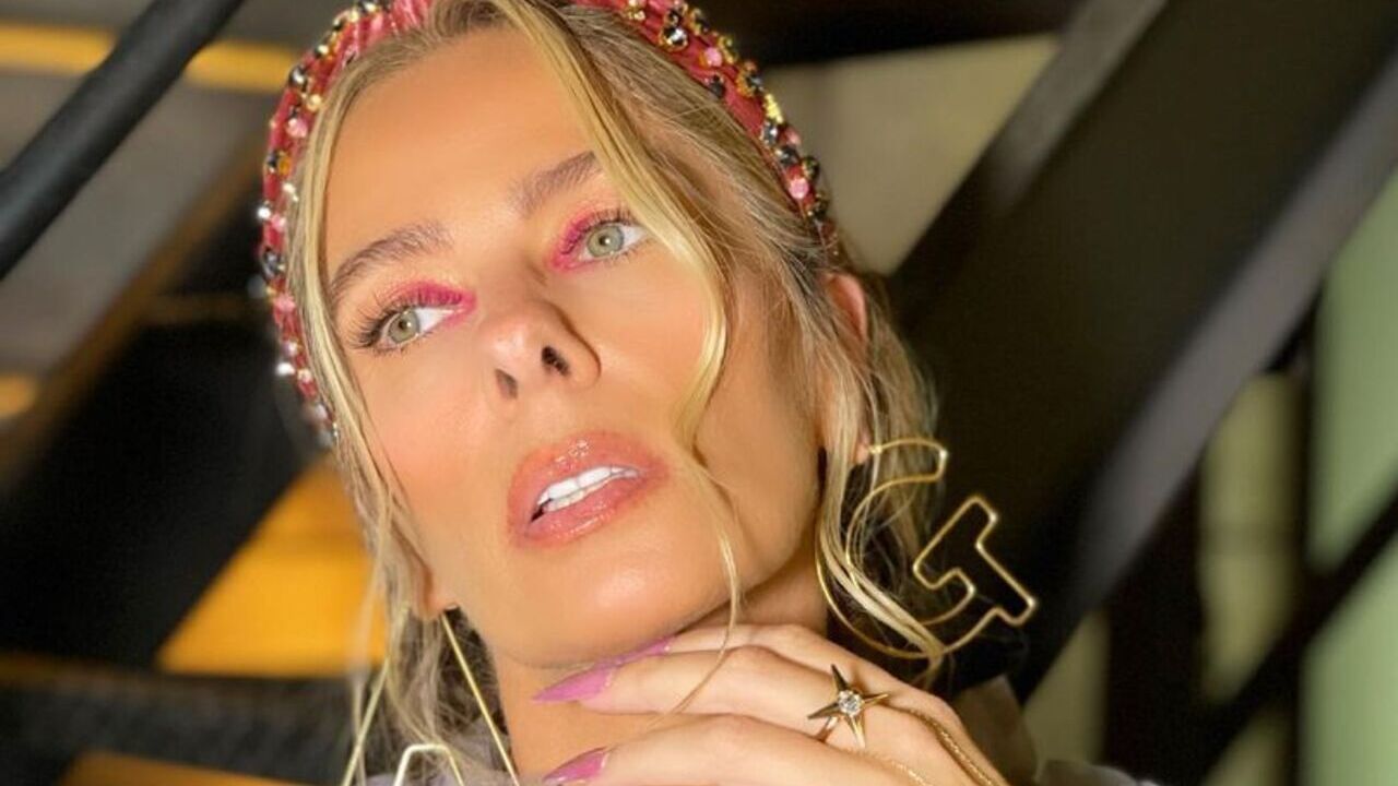 Em Paris, Adriane Galisteu esbanja estilo em clique ao lado do filho