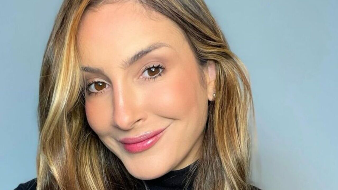 Claudia Leitte destaca a importância do autocuidado com cliques deslumbrantes