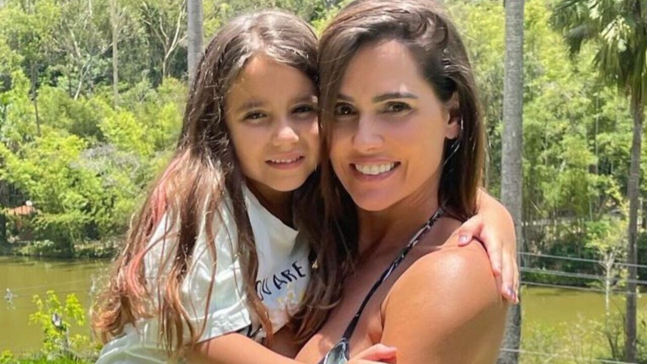De férias na Flórida, Deborah Secco diverte ao dançar hit brasileiro com a filha: ”Dupla perfeita”