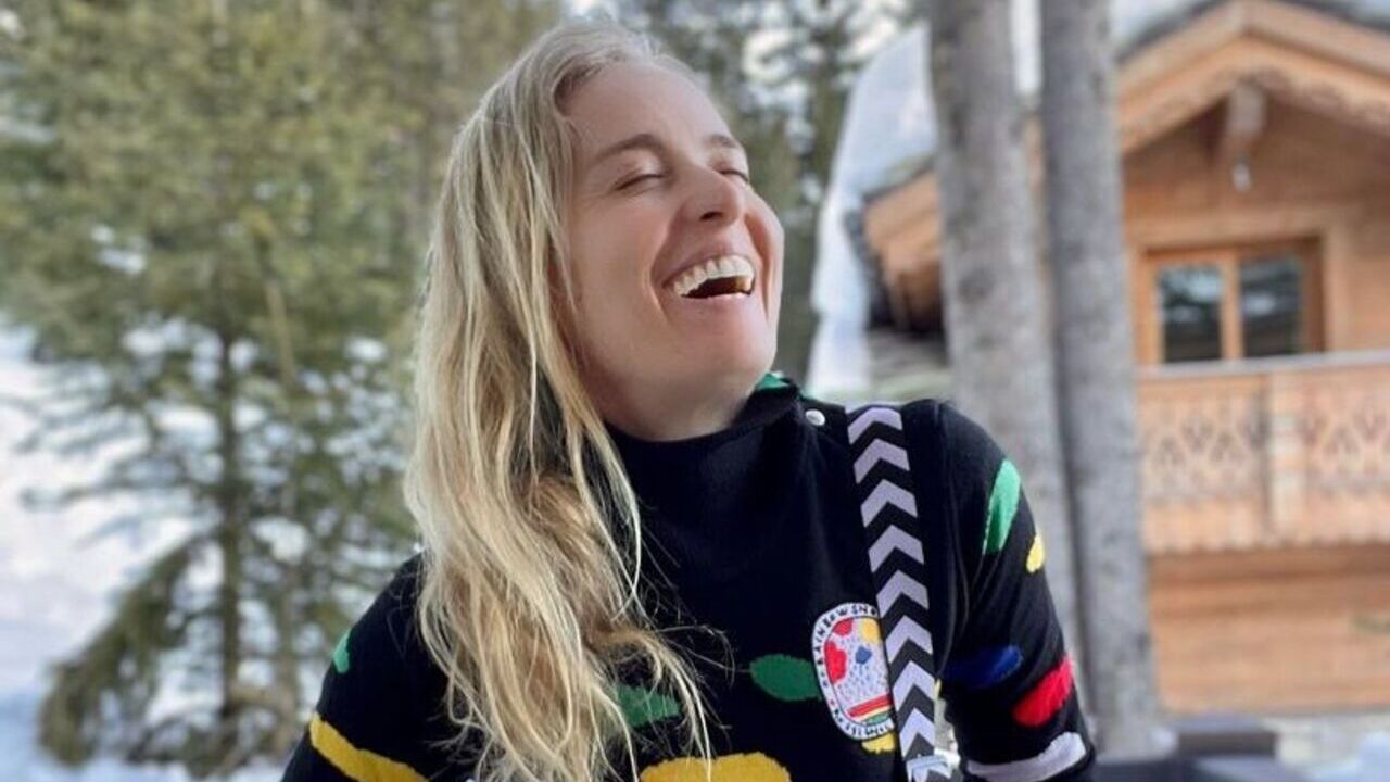 Esbanjando beleza e simpatia, Angélica curte as férias com a família na neve